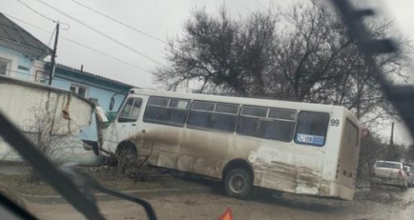 Три человека пострадали в ДТП с двумя маршрутками в Симферополе